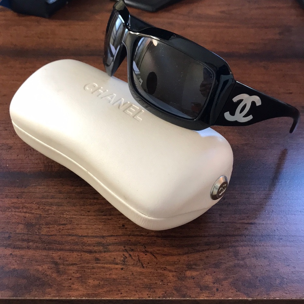 Chanel Sunglasses Black 5076 - like new - w/ case